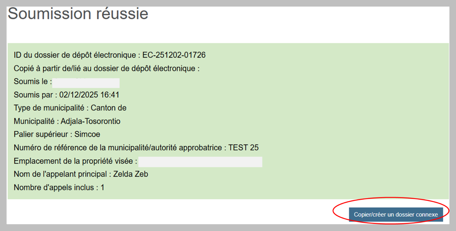 Saisie d’écran montrant la page Soumission réussie avec le bouton Copier/créer un dossier connexe dans le coin inférieur droit, encerclé en rouge. 